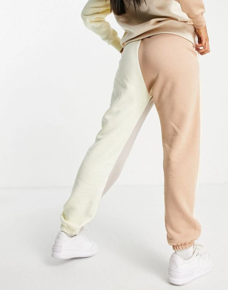 商品NIKE|Nike Metallic Swoosh colour block joggers in cream and grey neutrals,价格¥201,第2张图片详细描述