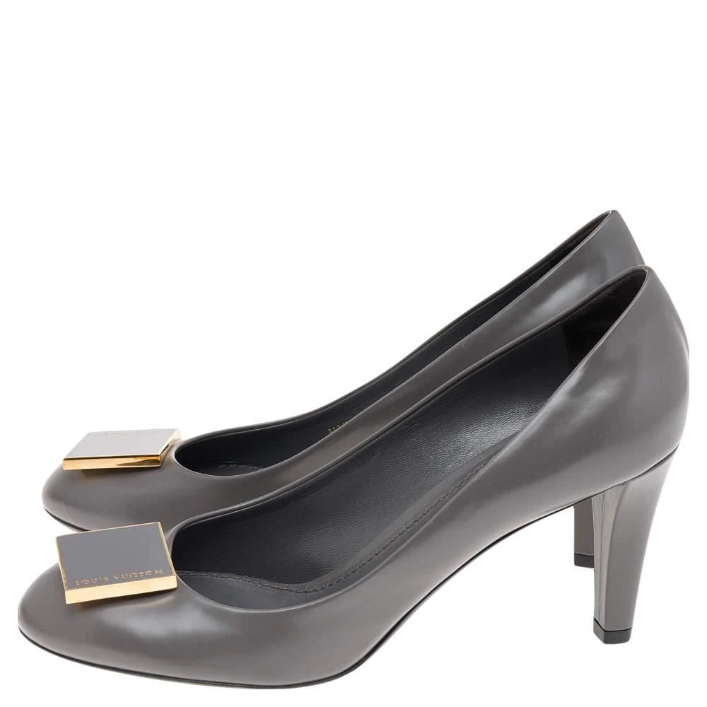商品[二手商品] Louis Vuitton|Louis Vuitton Grey Leather Metal Logo Embellished Pumps Size 38.5,价格¥1878,第4张图片详细描述