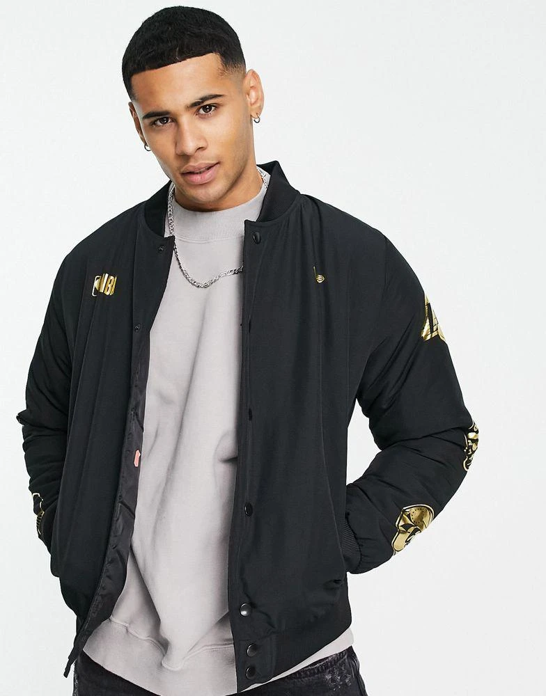 商品New Era|New Era NBA gold foil sleeve printed bomber jacket in black,价格¥697,第3张图片详细描述