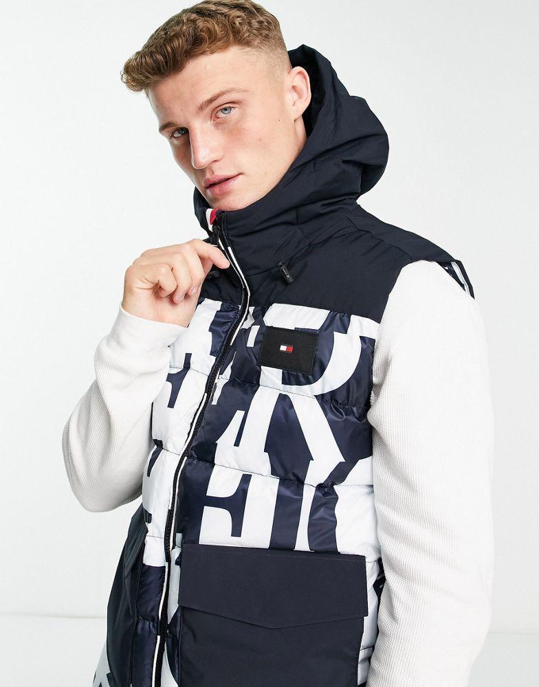 商品Tommy Hilfiger|Tommy Hilfiger padded gilet in blue Hilfiger print,价格¥1467,第1张图片