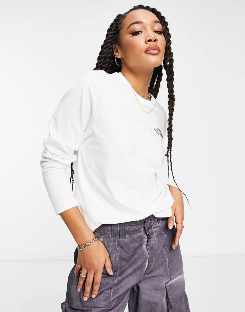 商品The North Face|The North Face Mountain Outline boyfriend fit long sleeve t-shirt in white Exclusive at ASOS,价格¥385,第2张图片详细描述