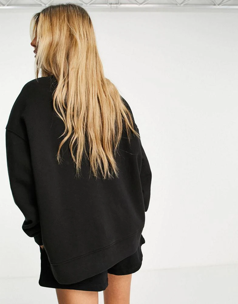 商品Tommy Hilfiger|Tommy Jeans oversized embroidered logo sweatshirt in black,价格¥607,第4张图片详细描述
