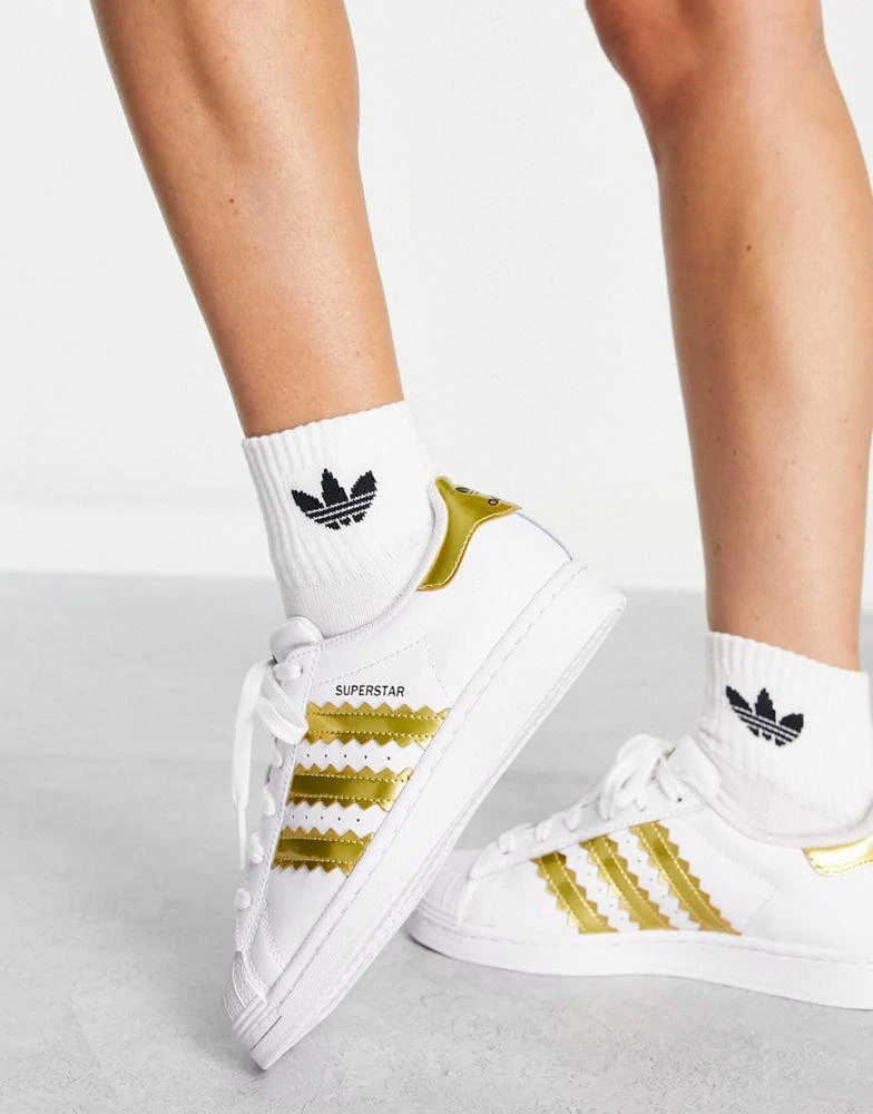 商品Adidas|adidas Superstar trainers in white with gold stripes,价格¥499,第2张图片详细描述