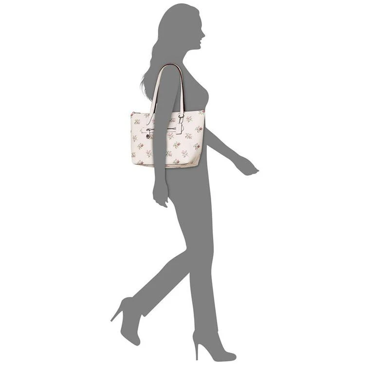 商品Coach|Taylor Cross Stitch Floral Print Small Tote,价格¥579,第2张图片详细描述