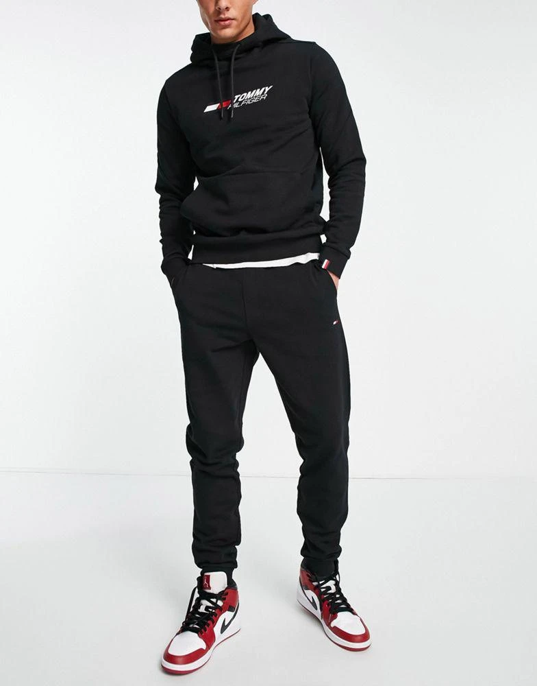 商品Tommy Hilfiger|Tommy Hilfiger Performance essentials logo cuffed joggers in black,价格¥596,第1张图片