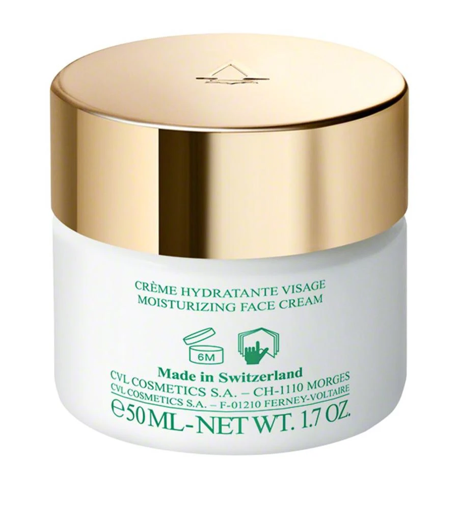 Moisturizing With A Cream 商品