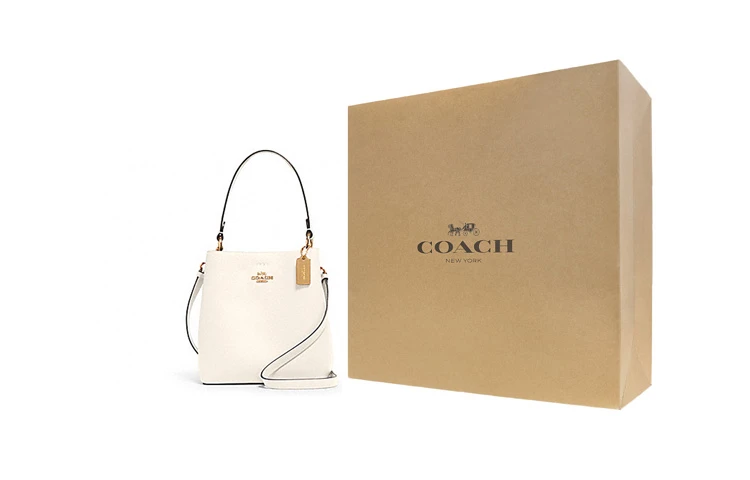 商品[国内直发] Coach|蔻驰 Town 21 金属Logo标志性徽标压印吊饰 抛光鹅卵石纹皮革 水桶包手提单肩斜挎包 小号 女款 白色,价格¥3312,第3张图片详细描述
