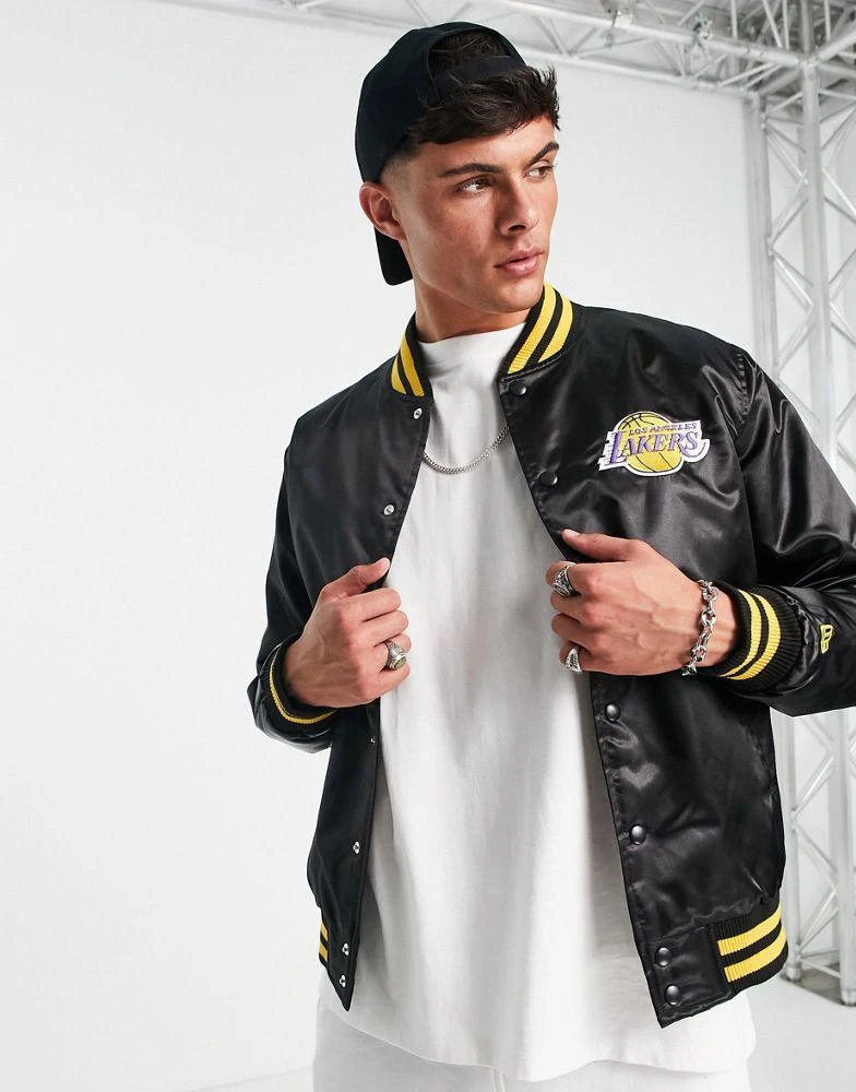 商品New Era|New Era NBA LA Lakers satin bomber jacket in black,价格¥1041,第2张图片详细描述