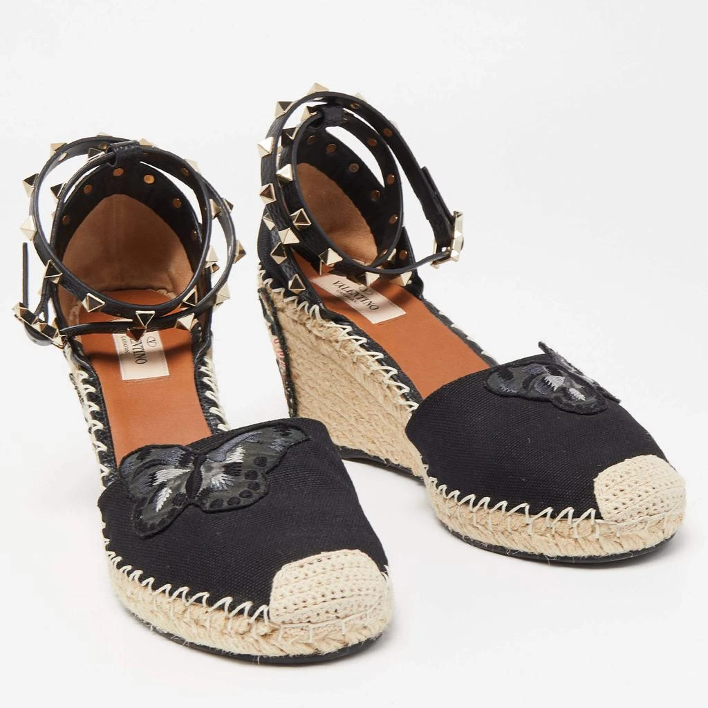 商品[二手商品] Valentino|Valentino Black Canvas Rockstud Butterfly Applique Espadrille Wedge Pumps Size 39,价格¥2206,第4张图片详细描述