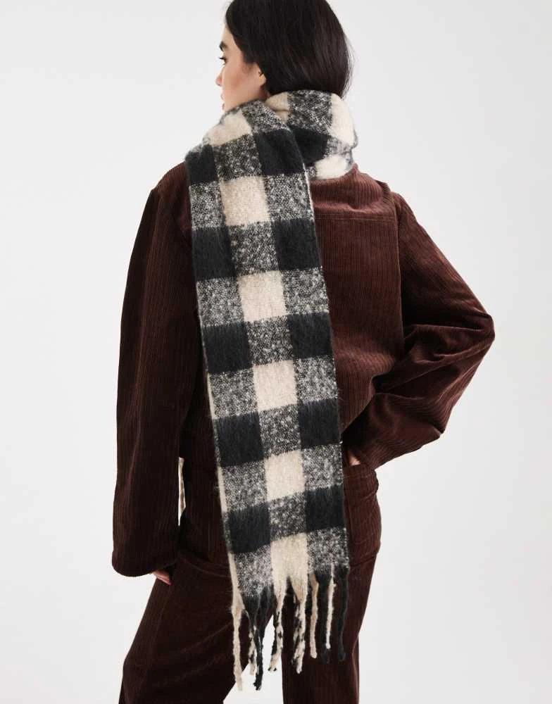 商品Threadbare|Threadbare blanket scarf in black and cream gingham print,价格¥161,第2张图片详细描述