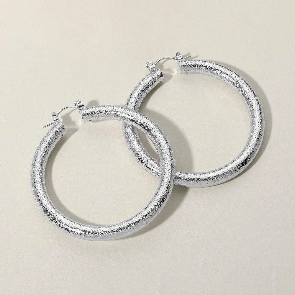 商品FASHNZFAB|Textured Metal Hoop Pin Catch Earrings - Silver,价格¥181,第1张图片详细描述