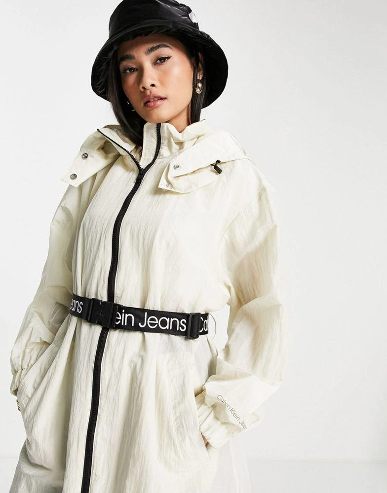 商品Calvin Klein|Calvin Klein Jeans logo belt hooded jacket in cream,价格¥764,第4张图片详细描述