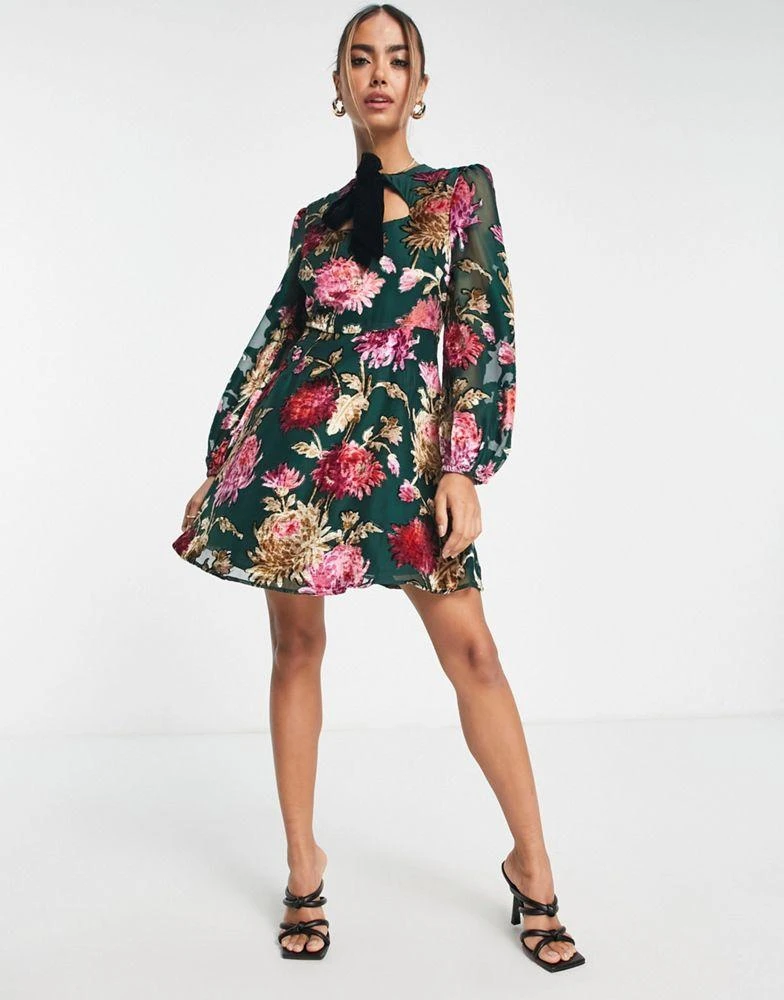 商品Hope & Ivy|Hope & Ivy long sleeve mini dress in emerald velvet floral,价格¥434,第4张图片详细描述