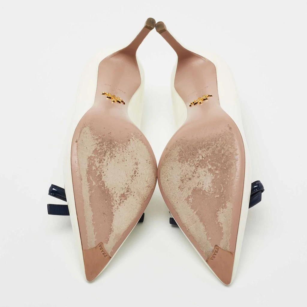 Prada Off-White/Navy Blue Patent Leather Bow Pointed Toe Pumps Size 37 商品
