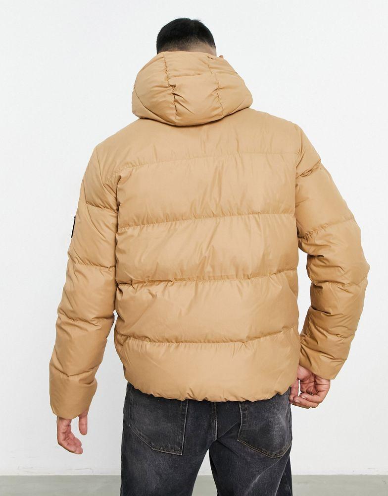 Calvin Klein Jeans essentials logo detatchable hood down puffer jacket in camel商品第2张图片规格展示