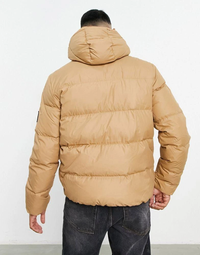 商品Calvin Klein|Calvin Klein Jeans essentials logo detatchable hood down puffer jacket in camel,价格¥1073,第2张图片详细描述