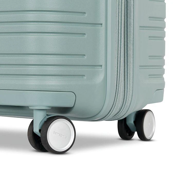 Elevation™ Plus Carry On Spinner Suitcase 22 x 14 商品