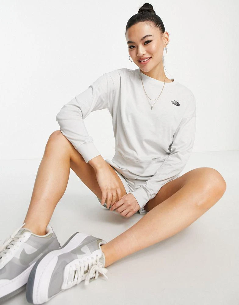 商品The North Face|The North Face Ensei long sleeve cropped heavyweight t-shirt in light grey Exclusive at ASOS,价格¥173,第4张图片详细描述