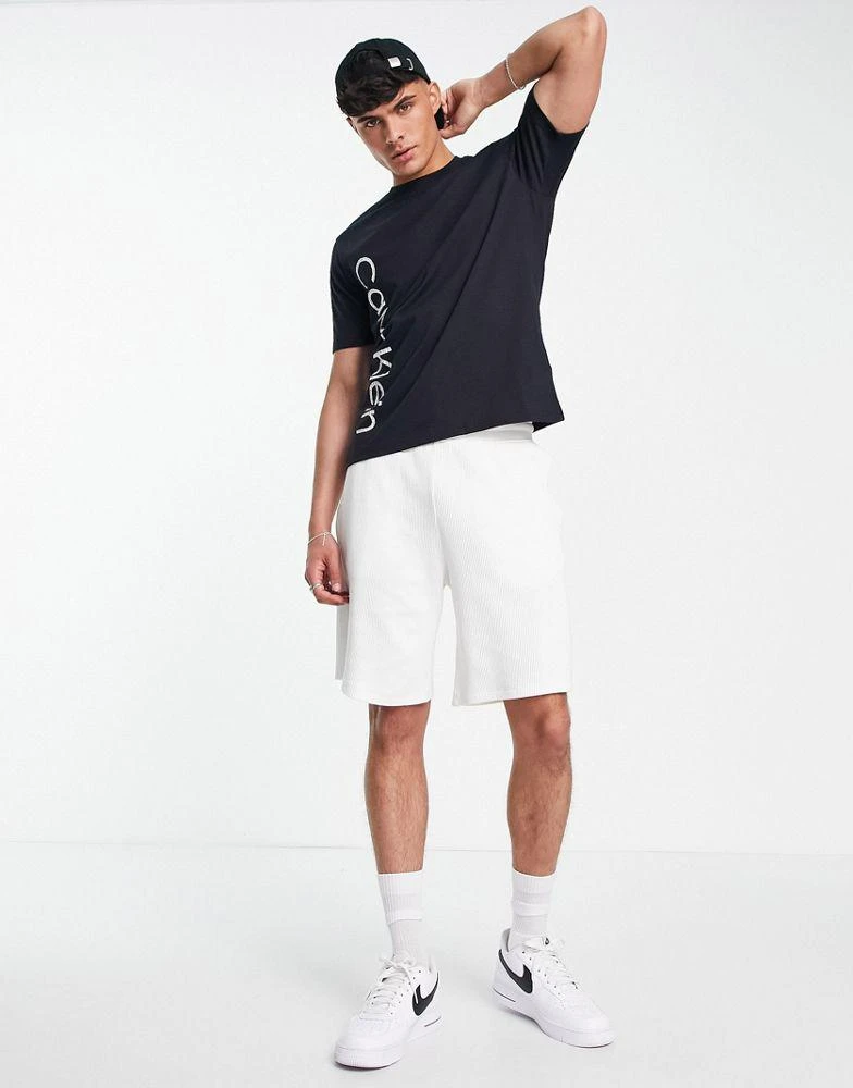 商品Calvin Klein|Calvin Klein Performance vertical logo t-shirt in black,价格¥301,第4张图片详细描述