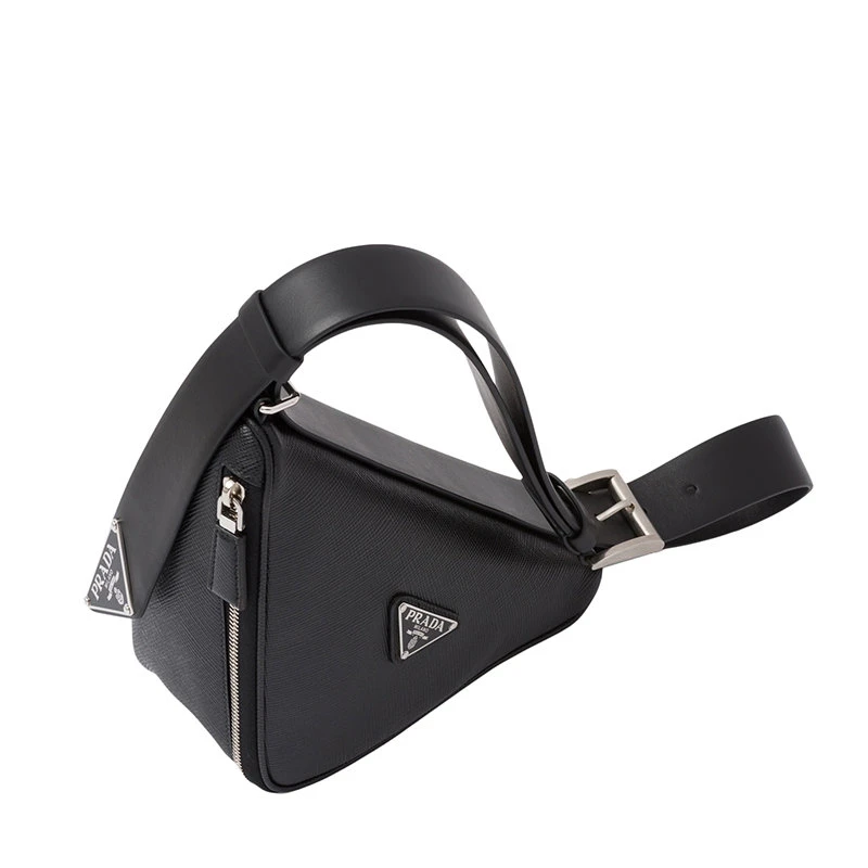 商品Prada|【预售3-7天】普拉达 经典款 男士黑色Saffiano皮革三角形拉链开合手提单肩香蕉包2VL039_2FAD_F0002_V_OOO,价格¥13367,第5张图片详细描述