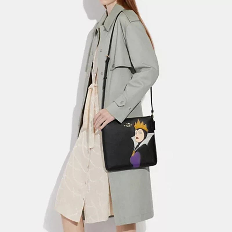 商品[国内直发] Coach|蔻驰 x Disney迪士尼 联名款 Rowan 26 邪恶女王图案拉链开合 鹅卵石皮革 档案袋单肩包斜挎包 中号 女款 黑色,价格¥1249,第6张图片详细描述