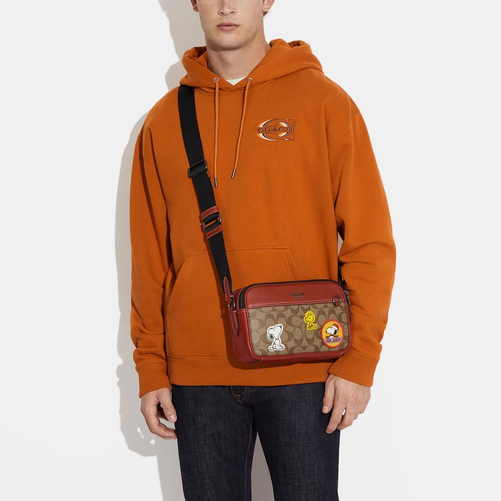Coach Outlet Coach X Peanuts Graham Crossbody In Signature Canvas With Patches商品第3张图片规格展示