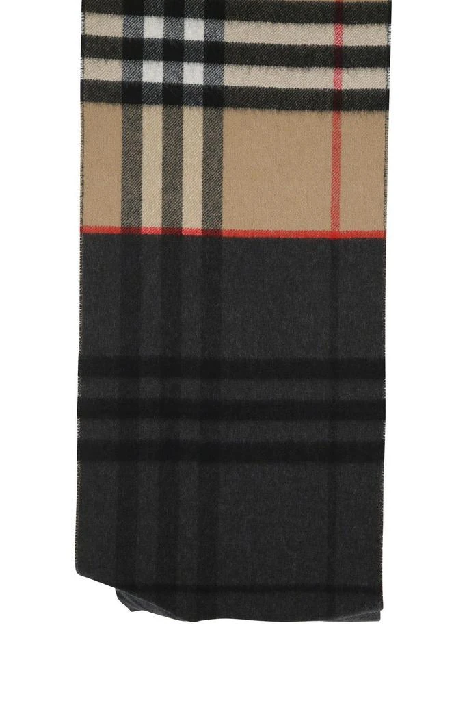 商品Burberry|Embroidered Cashmere Scarf,价格¥4169,第3张图片详细描述