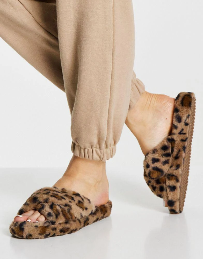 商品Pimkie|Pimkie leopard print crossover fur slippers in brown,价格¥103,第2张图片详细描述