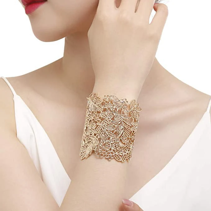 商品Liv Oliver|18k Gold Cuff Textured Bracelet,价格¥1865,第2张图片详细描述