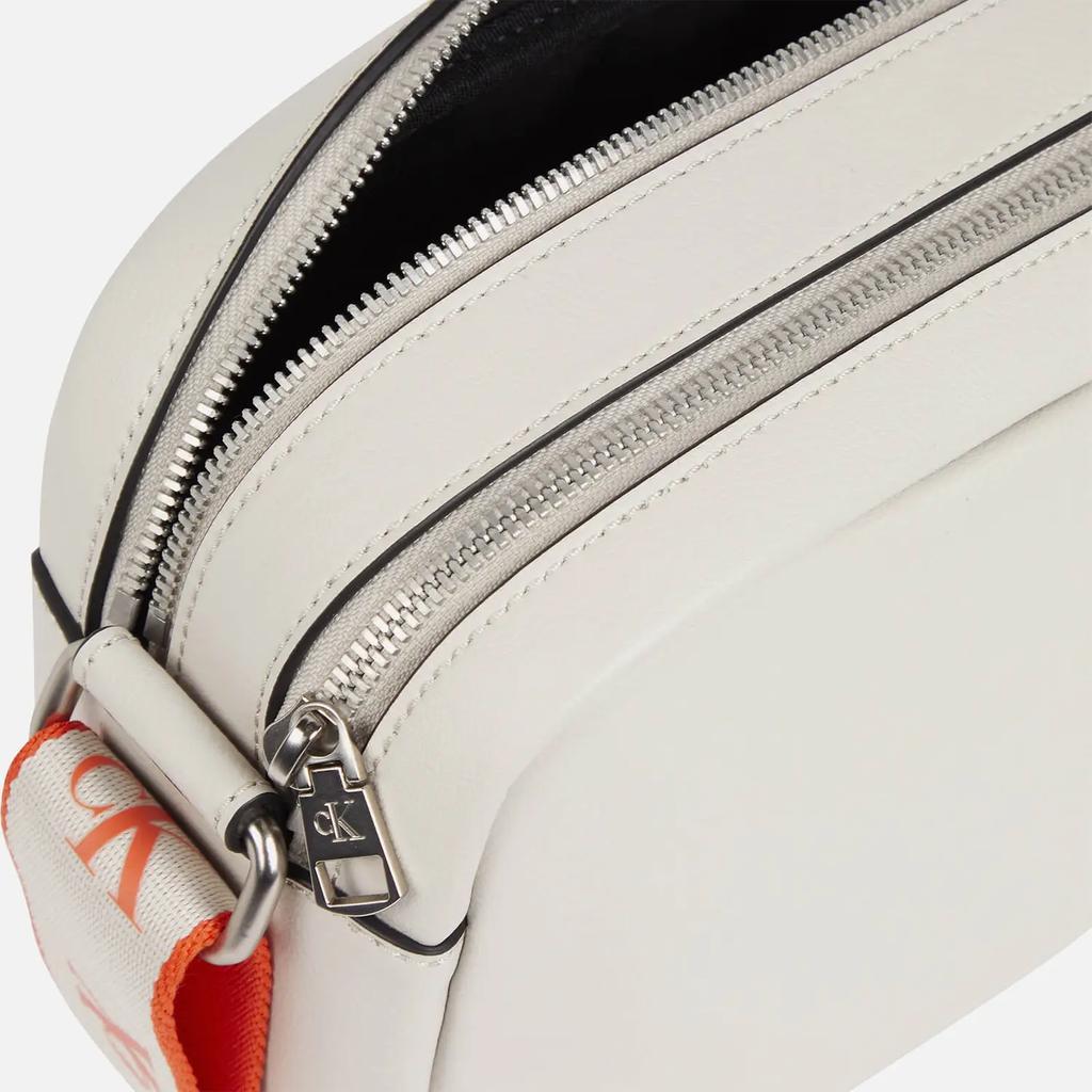 商品Calvin Klein|Calvin Klein Jeans Ultralight Faux Leather Camera Bag,价格¥790,第5张图片详细描述
