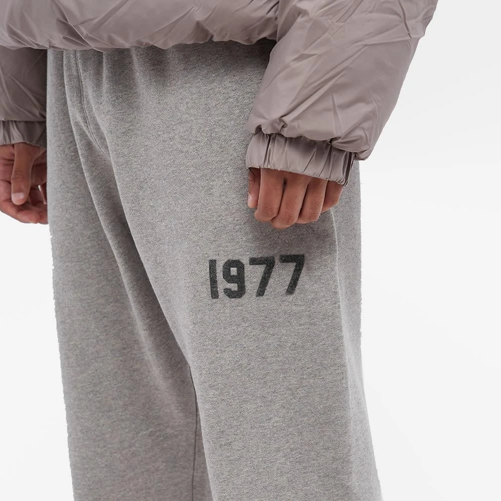 商品Essentials|Fear of God ESSENTIALS 1977 Logo Sweat Pant - Dark Oatmeal,价格¥720,第5张图片详细描述