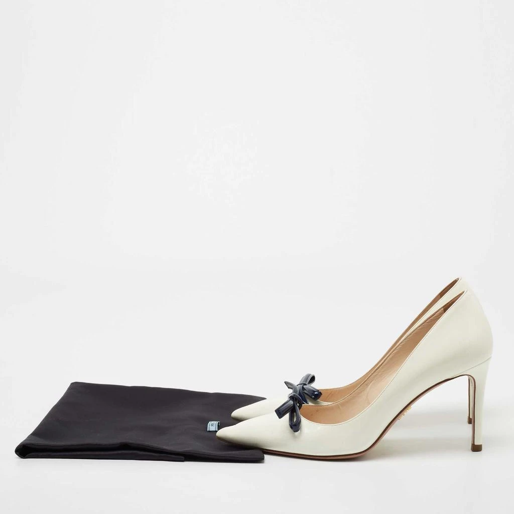Prada Off-White/Navy Blue Patent Leather Bow Pointed Toe Pumps Size 37 商品