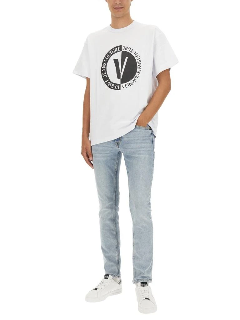 商品Versace|Versace Jeans Couture Logo Printed Crewneck T-Shirt,价格¥588,第3张图片详细描述