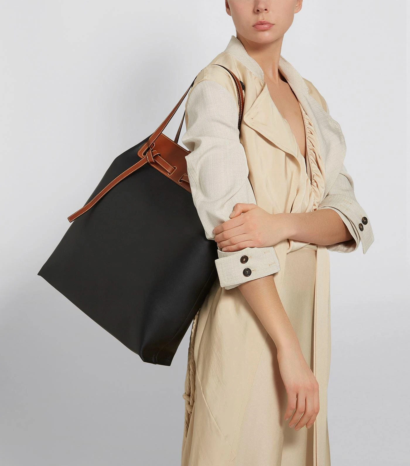 商品Loewe|Leather Lazo Tote Bag,价格¥15936,第5张图片详细描述