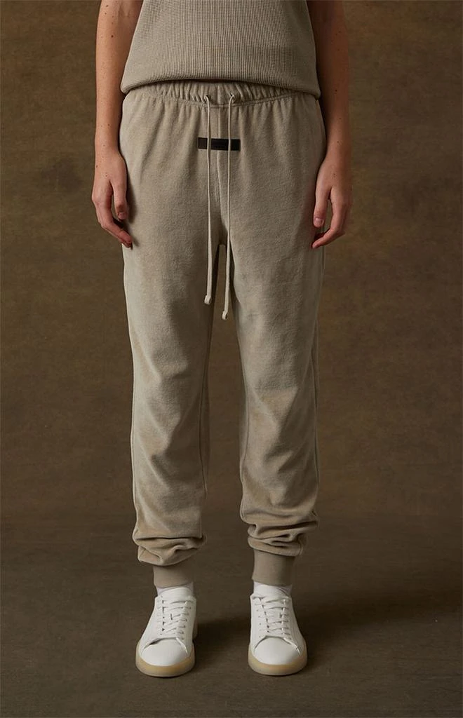 商品Essentials|Women's Smoke Velour Sweatpants,价格¥826,第2张图片详细描述