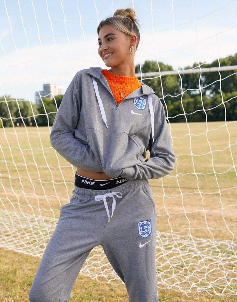 商品NIKE|Nike Football England Euro 22 Travel crop hoodie in grey,价格¥634,第1张图片