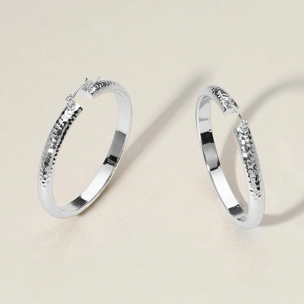商品FASHNZFAB|Hammered Metal Hoop Pin Catch Earrings - Silver,价格¥181,第1张图片详细描述