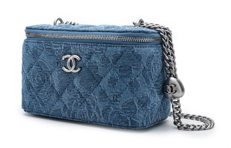 商品[国内直发] Chanel|香奈儿 23P春夏 爱心金球长盒子荔枝纹 牛皮 牛仔盒子包化妆包单肩斜挎包 小号 女款 水洗蓝色,价格¥30267,第3张图片详细描述