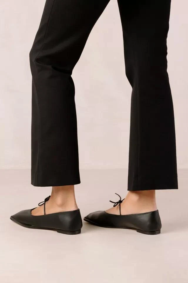 商品ALOHAS|ALOHAS Sway Leather Ballet Flat,价格¥1343,第2张图片详细描述