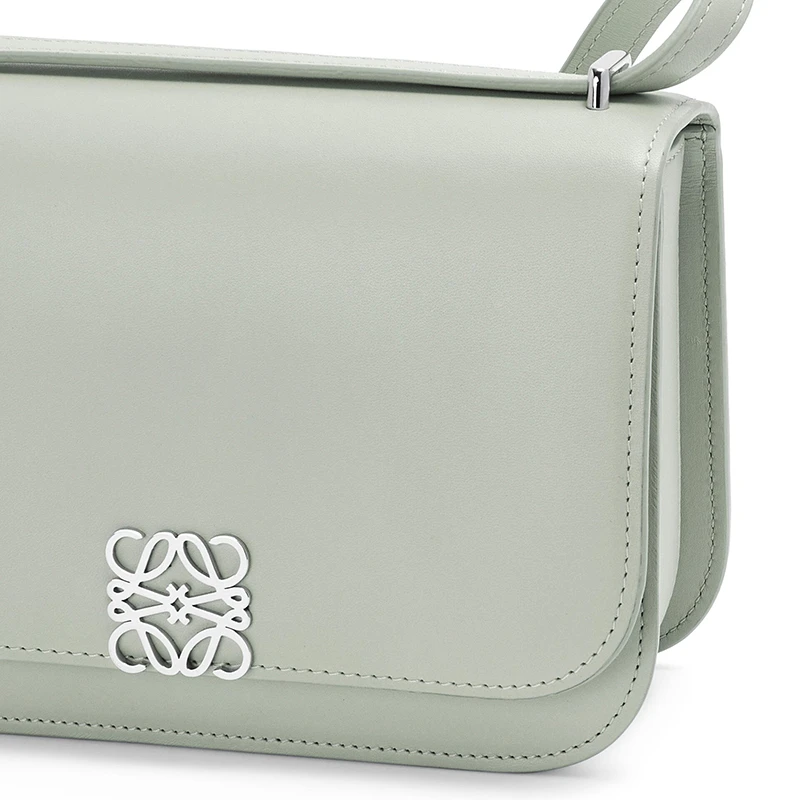LOEWE/罗意威 22春夏新款Goya系列 女士灰白色丝绸牛皮革银扣徽标翻盖开合单肩斜跨包A896N09X01-1760 商品