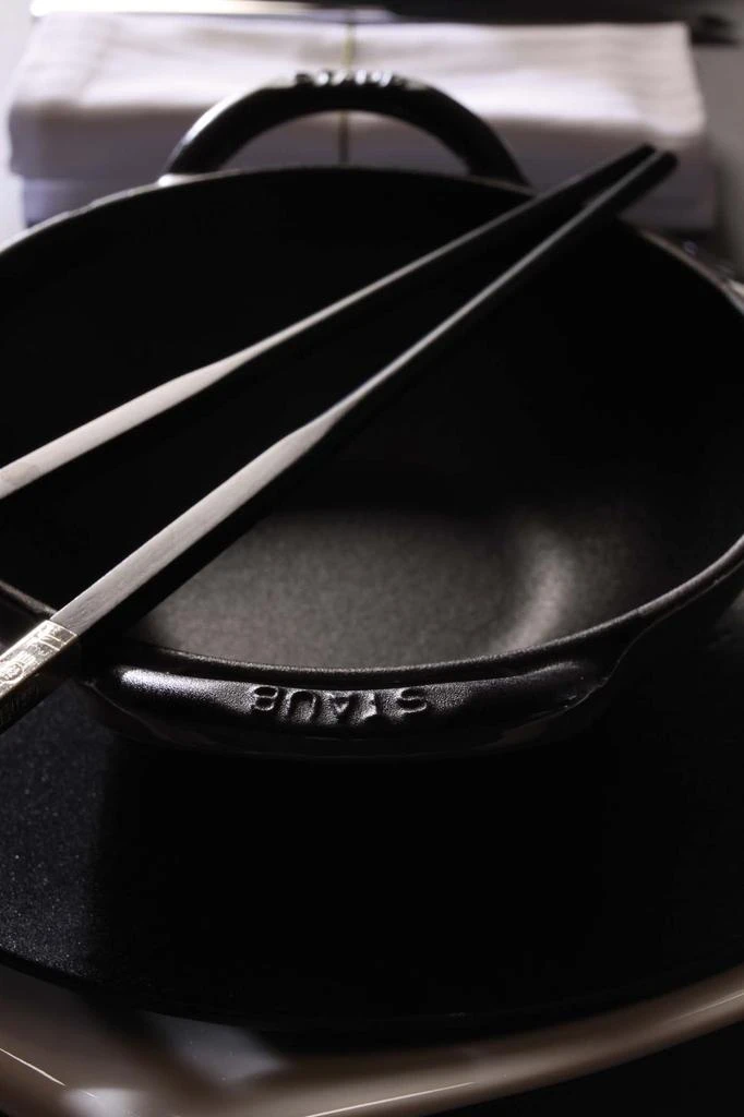 商品Staub|Cast Iron 6-qt Wok - Matte Black,价格¥2913,第4张图片详细描述