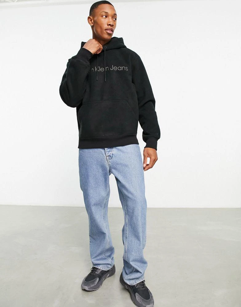 商品Calvin Klein|Calvin Klein Jeans chest logo heavy double face polar fleece hoodie in black,价格¥976,第4张图片详细描述