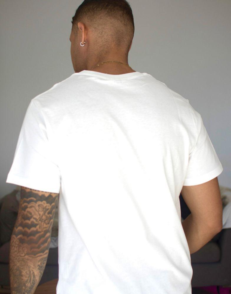 Levi's small chest boxtab logo t-shirt in white商品第2张图片规格展示