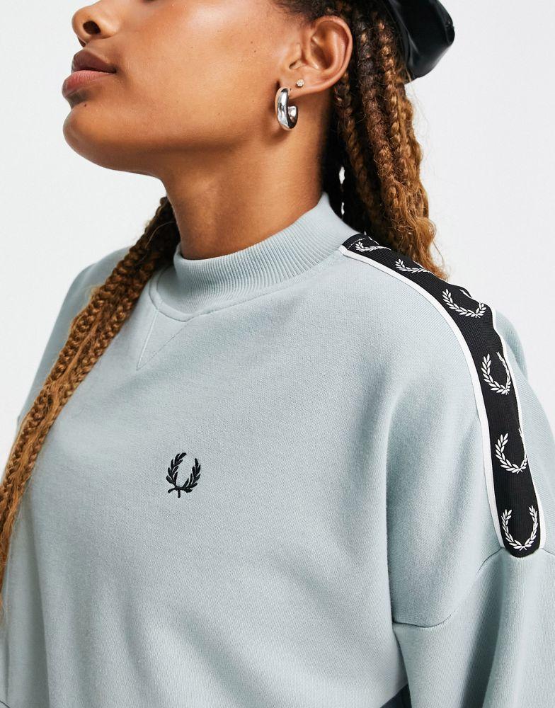 Fred Perry tapered sweatshirt in blue商品第4张图片规格展示