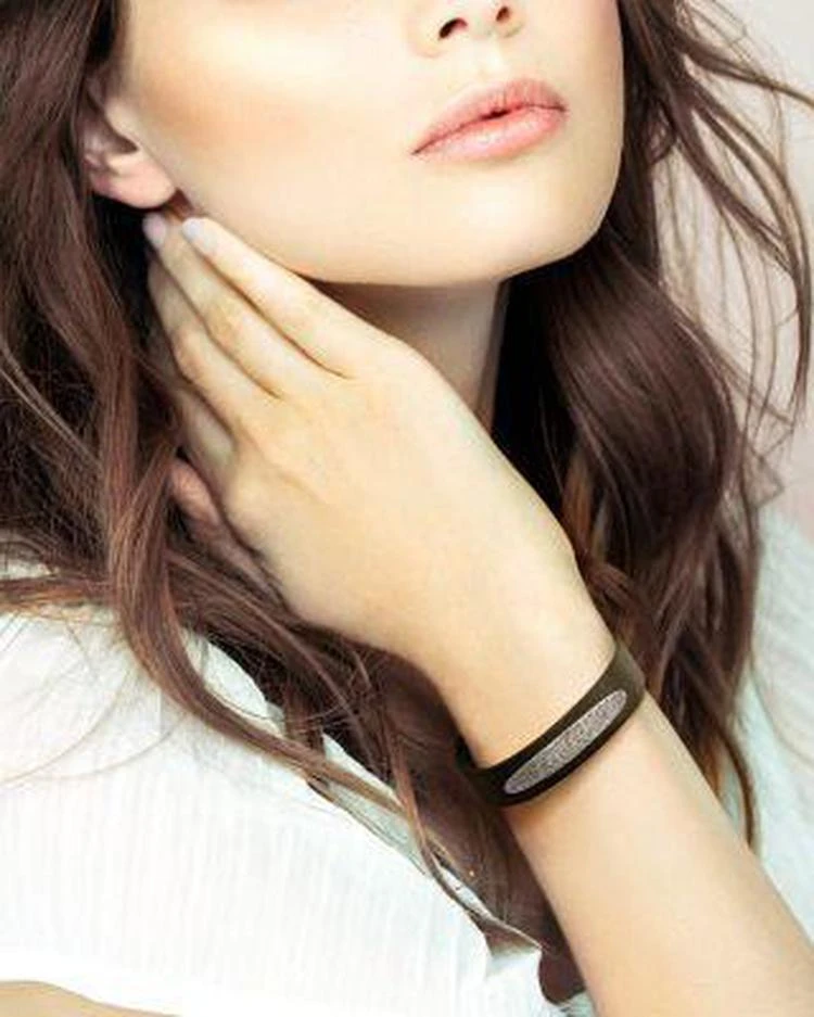 商品ADORE|Crystal & Leather Slider Bracelet,价格¥438,第3张图片详细描述