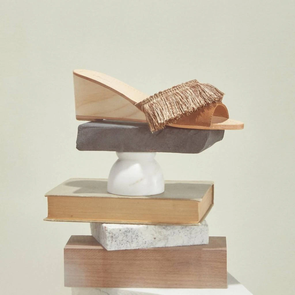 商品Llani|Hidden Gem Fringe Wedge in Camel,价格¥1172,第2张图片详细描述