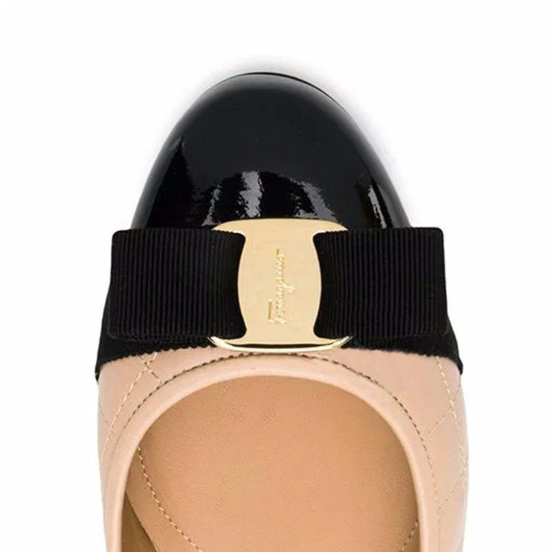 商品Salvatore Ferragamo|SALVATORE FERRAGAMO 女士裸色黑色拼色羊皮菱格平底船鞋 0702228,价格¥5827,第5张图片详细描述