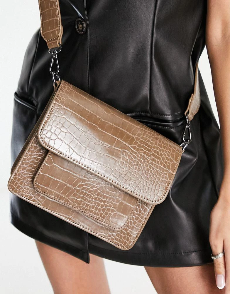 商品HVISK|Hvisk Cayman Pocket vegan leather cross body bag in brown croc,价格¥452,第2张图片详细描述