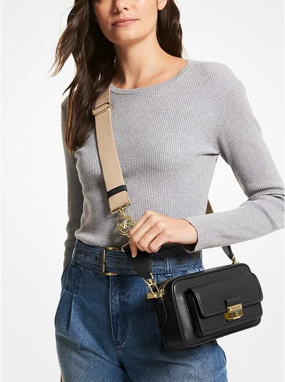 商品Michael Kors|Bradshaw中号相机包,价格¥1927,第4张图片详细描述