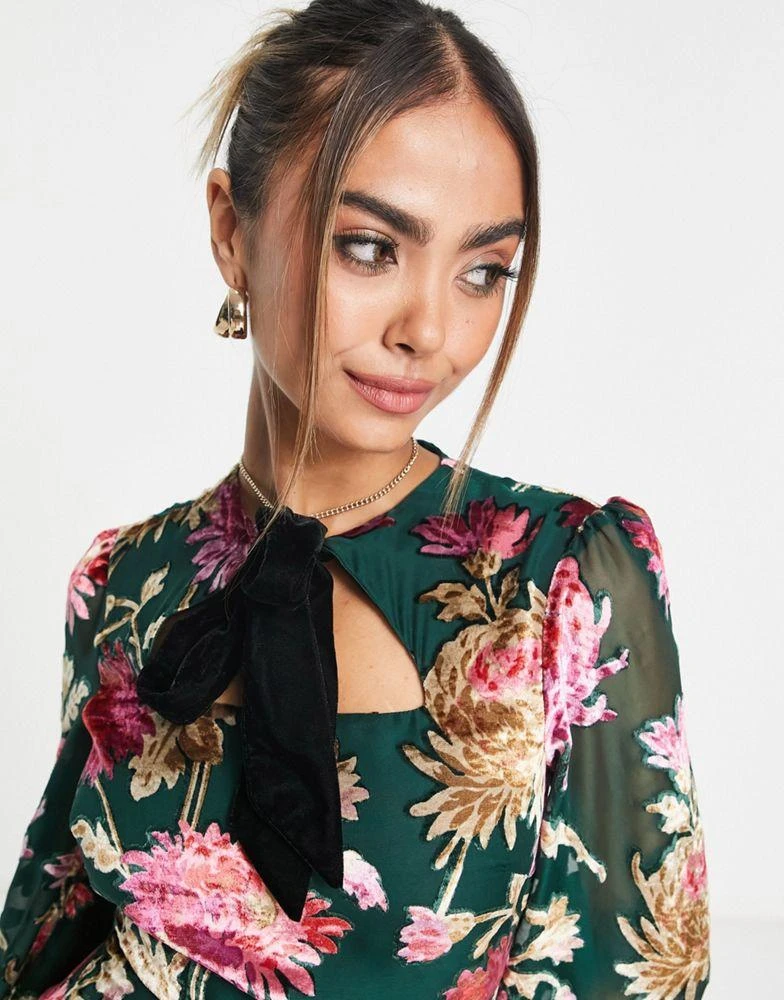 商品Hope & Ivy|Hope & Ivy long sleeve mini dress in emerald velvet floral,价格¥434,第3张图片详细描述
